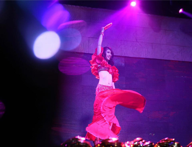 3 cô gái trên sân khấu Táo Quân đã nóng bỏng, ngoài đời còn bốc lửa hơn